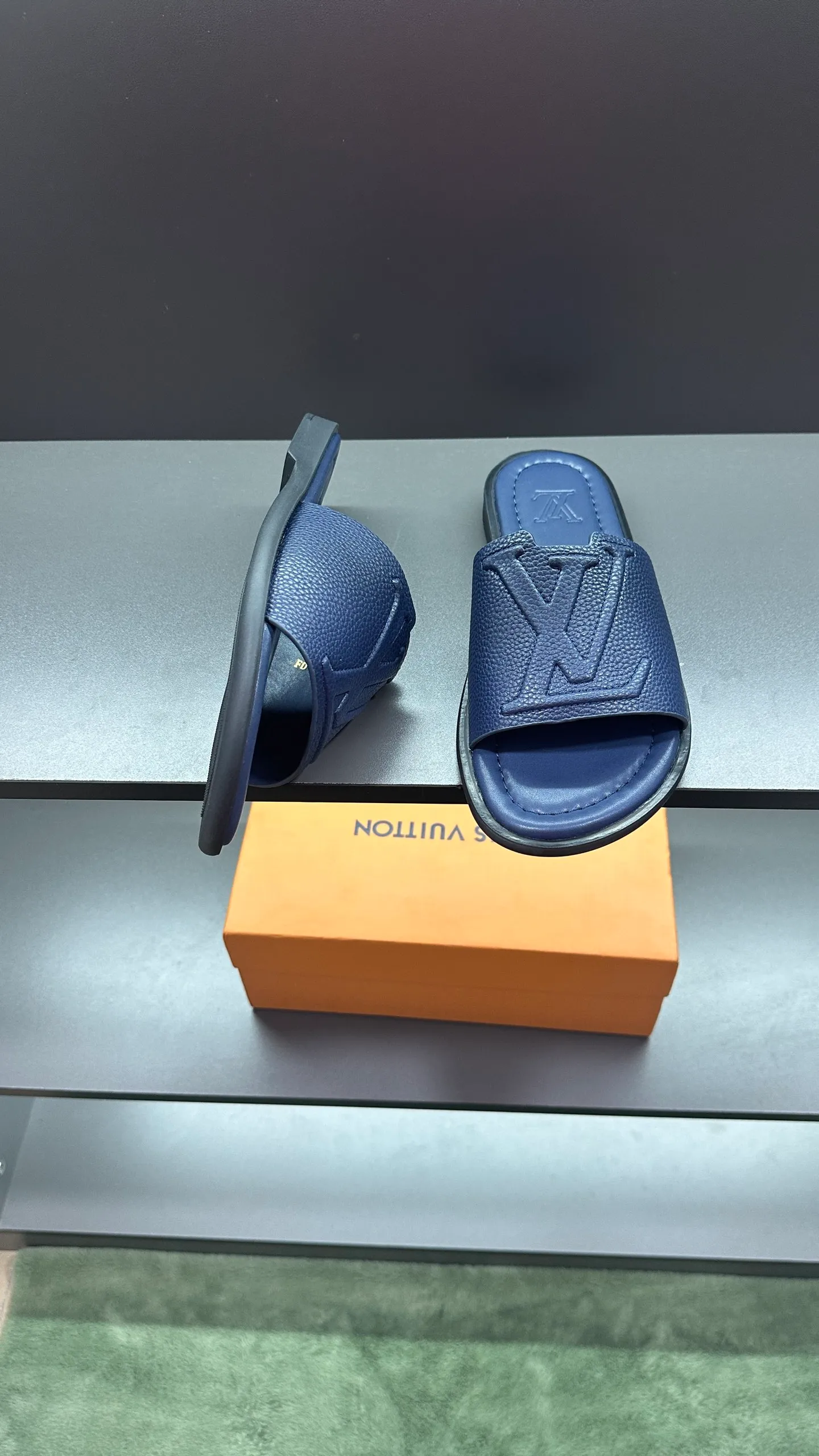 P300 🔍LV Men's Spring and Summer Slippers Counter Synchronization. The uppers are imported cowhide fabrics from Italy, with logo graphics and high-quality craftsmanship. Soles: original soles specially provided by the original factory. Exclusive movable molded soles are super comfortable. Original factory follow-up orders. 🔍🔍High quality. You can enter and leave the counter at will. Welcome to compare. Code number 38-45 No. 058